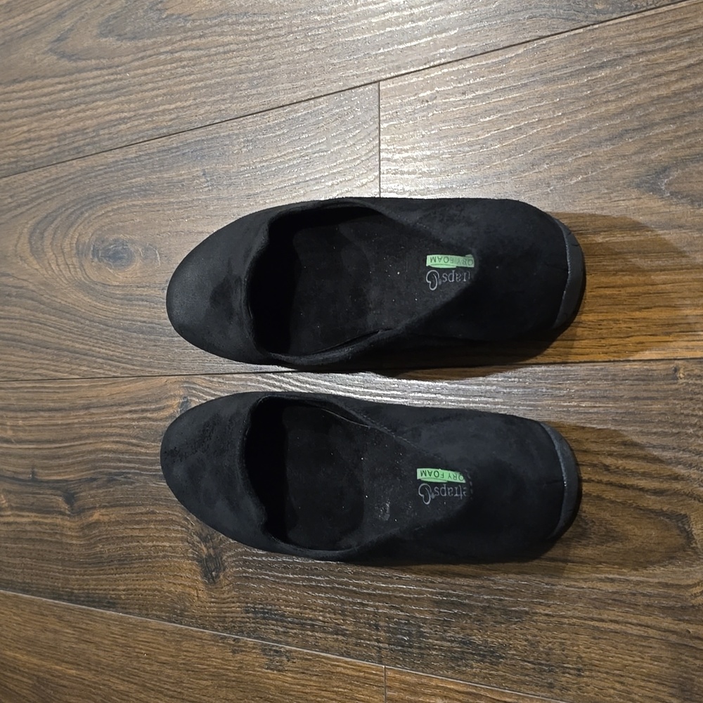 Gently used slip on Baretraps flats. - Picture 3 of 6
